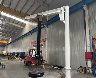 Характеристики и преимущества консольного крана с неподвижной колонной