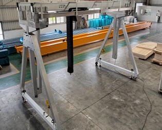 Ручной двухбалочный передвижной козловой кран